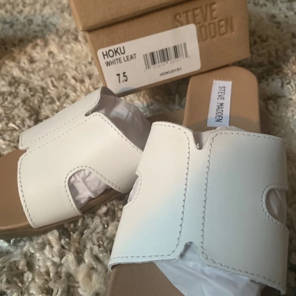 New Without Box Steve Madden White Flat Sandals 7.5
